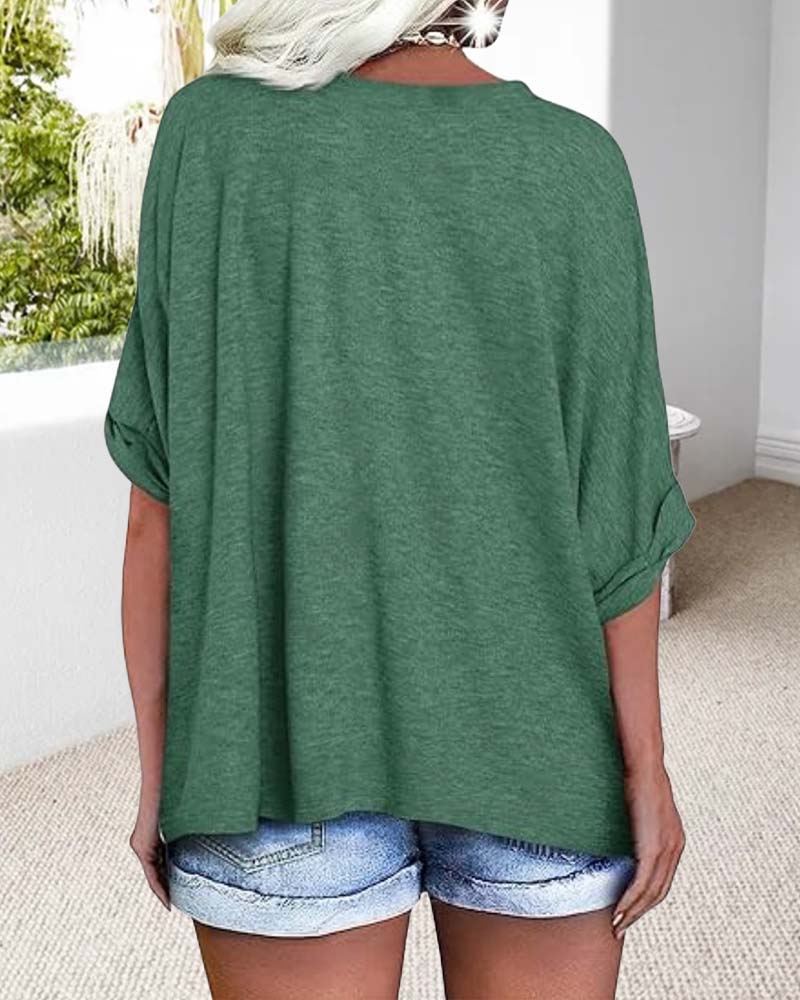 Koszulka z dekoltem w serek, podwiniętym dołem, krótkimi rękawami i szeroką