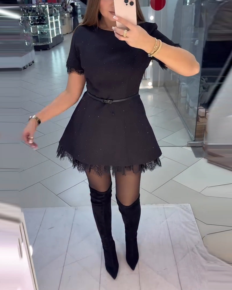 Lśniąca koronkowa sukienka z krótkimi rękawami i krojem w kształcie litery A