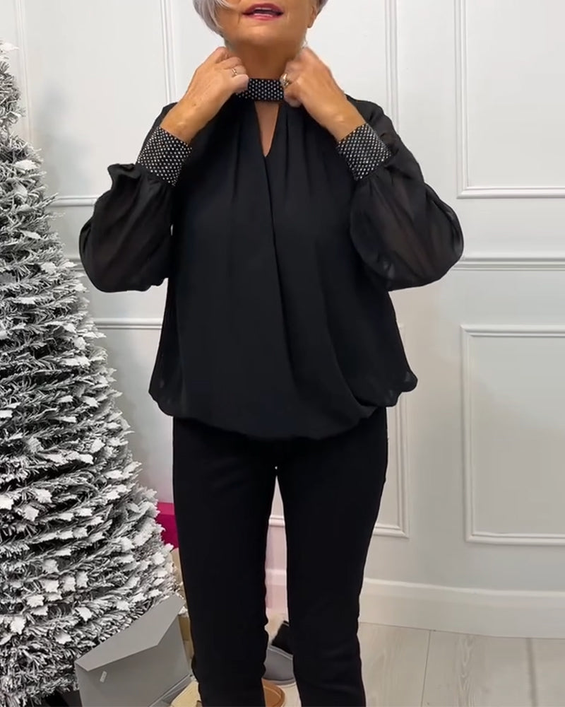 Modna bluzka w jednolitym kolorze ze stójką, łatkami i wycięciem