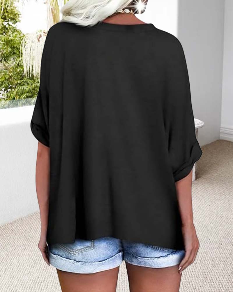 Koszulka z dekoltem w serek, podwiniętym dołem, krótkimi rękawami i szeroką