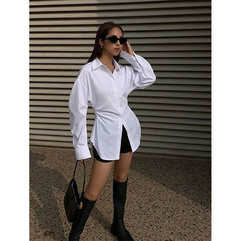 Biała bluzka oversize z długimi rękawami