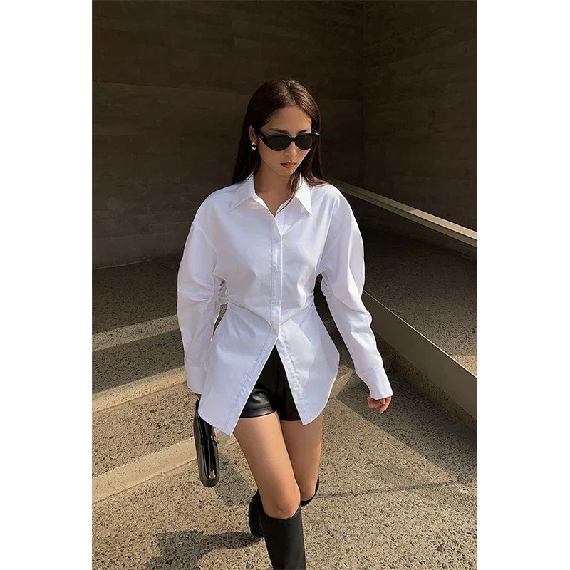 Biała bluzka oversize z długimi rękawami