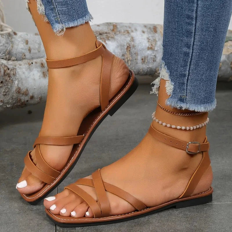 Brązowe sandały z paskami krzyżowymi i paskiem wokół kostki