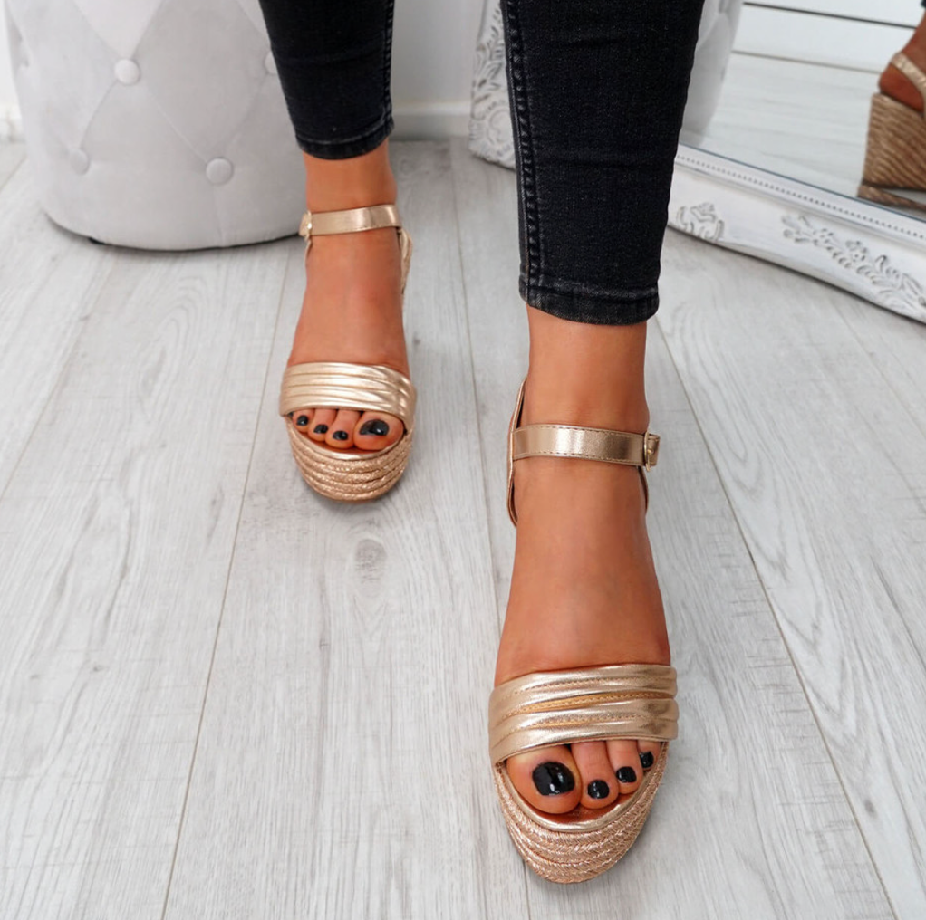 Złote sandały na koturnie