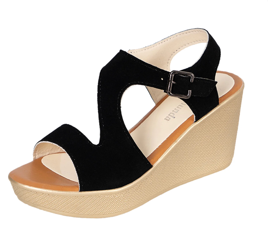 Czarne sandały na koturnie z zapięciem na klamrę