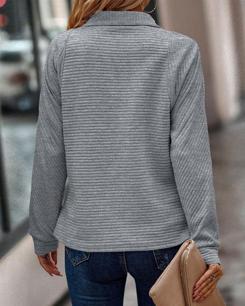 Bluza z kapturem w prostym kolorze i zapinana na zamek