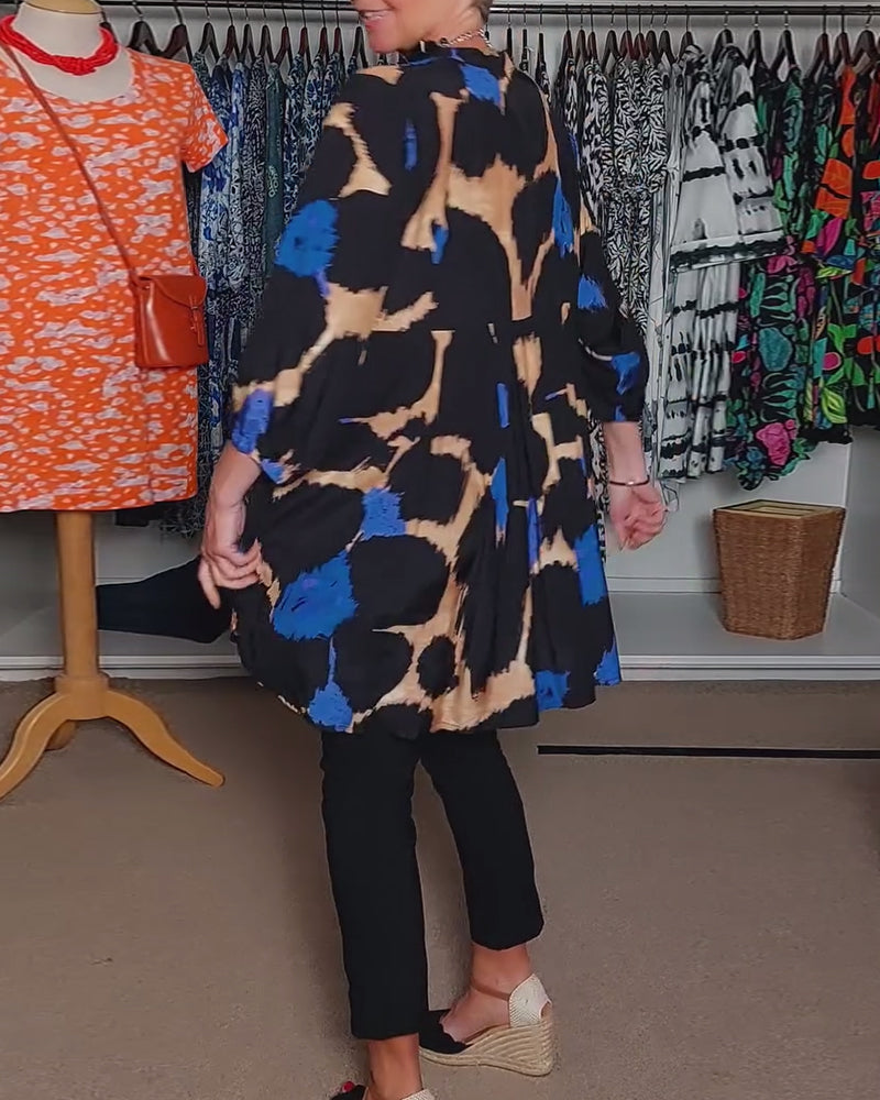 Bluzka na co dzień z kontrastowym nadrukiem, dekoltem w serek i długimi rękawami