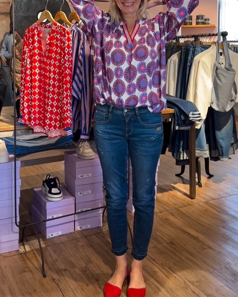 Elegancka bluzka z dekoltem w serek i geometrycznym nadrukiem