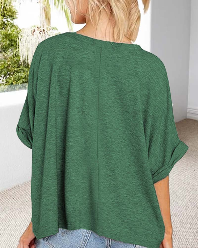 Koszulka z dekoltem w serek, podwiniętym dołem, krótkimi rękawami i szeroką