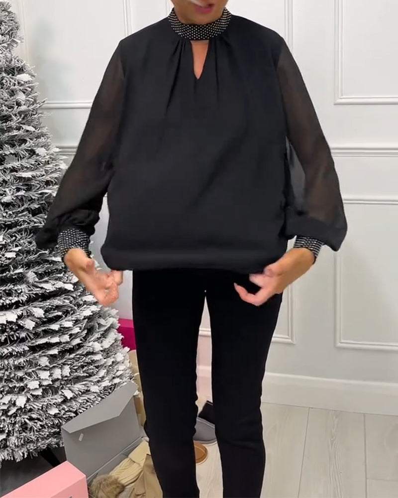 Modna bluzka w jednolitym kolorze ze stójką, łatkami i wycięciem