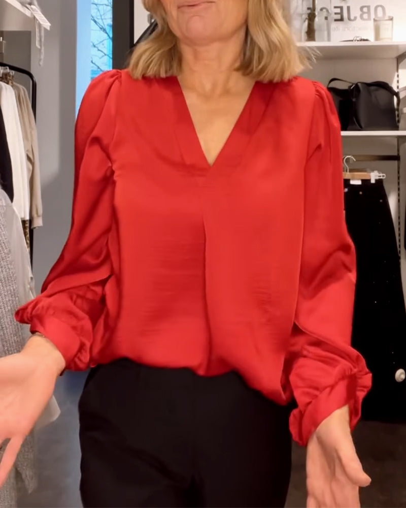 Bluzka z modnym dekoltem w serek i bufiastymi rękawami