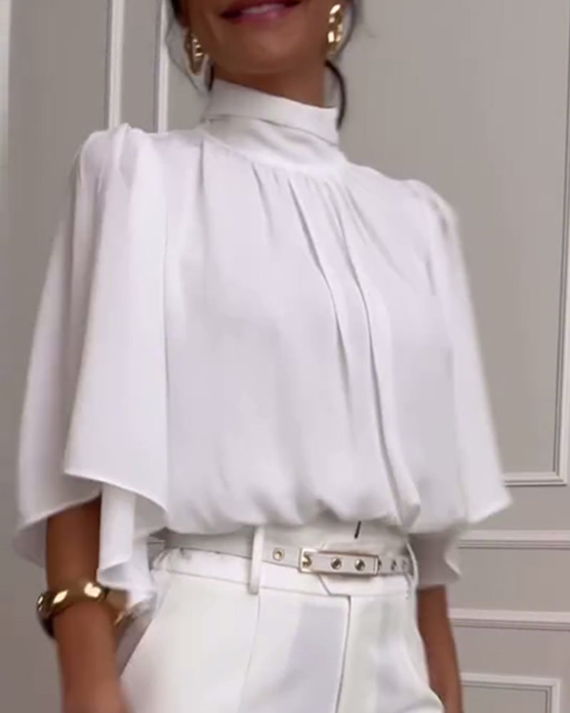 Prosta bluzka z wysokim kołnierzem i rękawami typu motyl