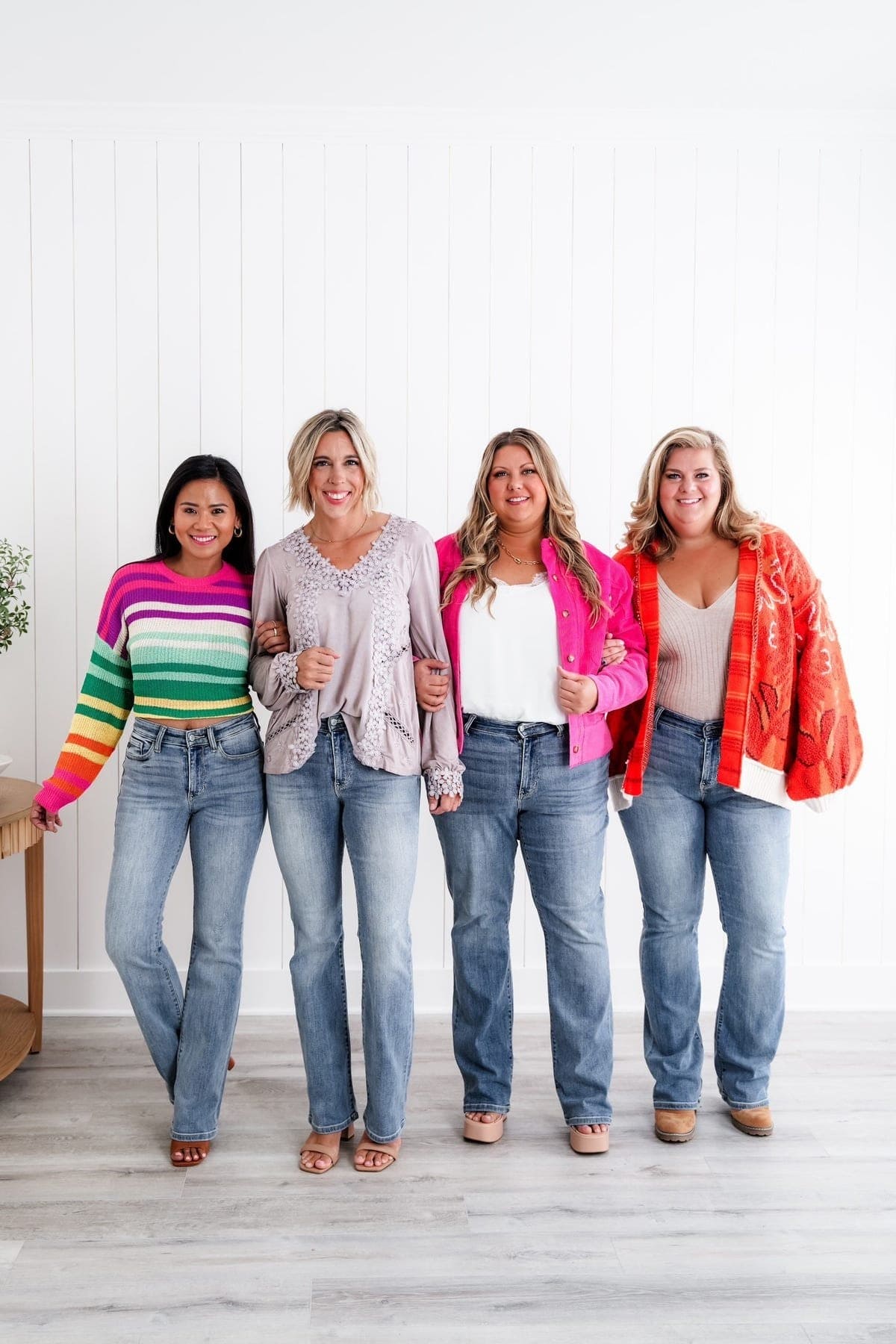 Jeansy modelujące brzuch - efektowne damskie rozszerzane jeansy