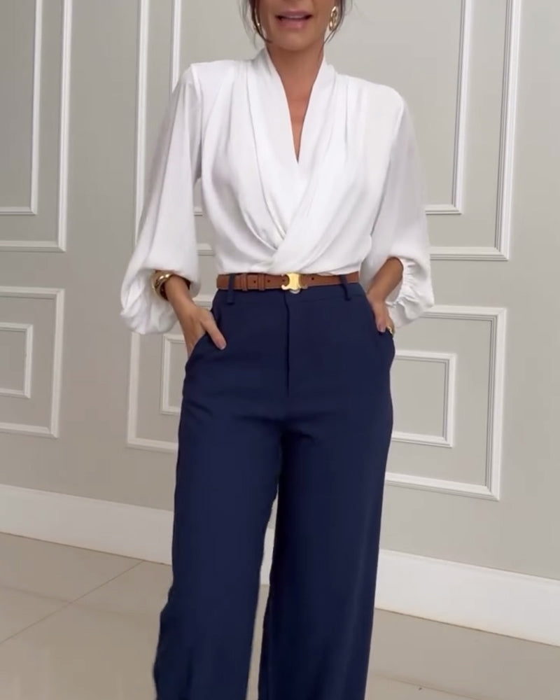 Modna bluzka w jednolitym kolorze z dekoltem w serek i rękawami typu lampion