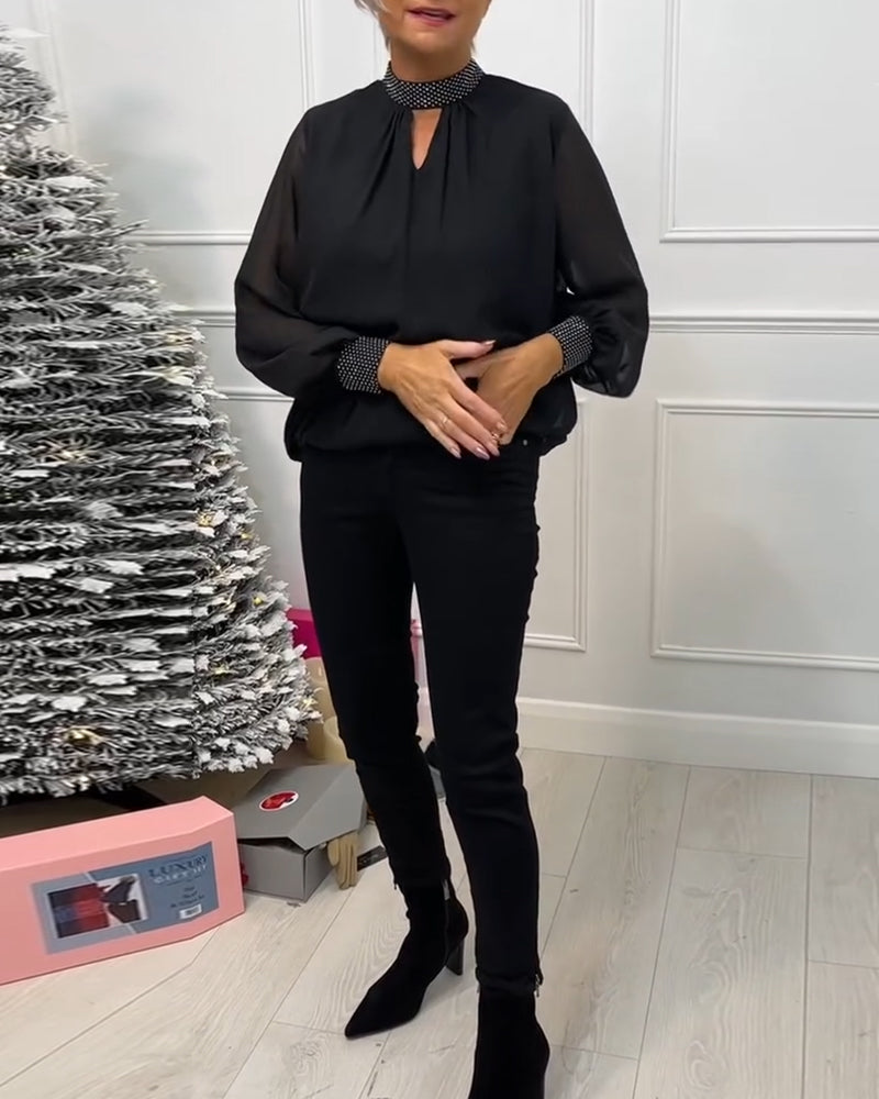 Modna bluzka w jednolitym kolorze ze stójką, łatkami i wycięciem