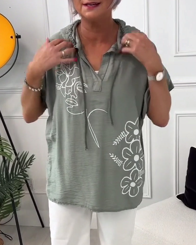 Luźna bluzka z krótkim rękawem i nadrukiem kwiatowym z kapturem